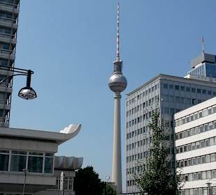Blick vom Hoteleingang auf den Fernsehturm