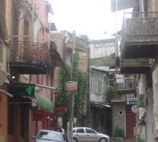 Altstadtgasse mit außergewöhnlich wenigen Autos