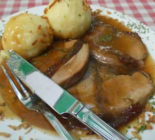 Zum Mittagessen im Biergarten vom Hexenhäusle