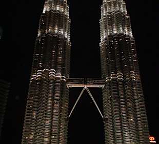 Twin Towers bei Nacht