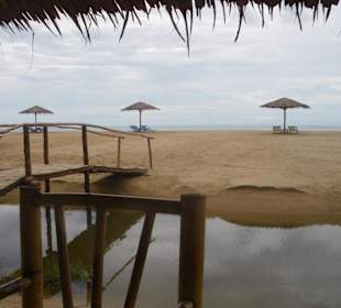 Brücke vom Restaurant zum Strand