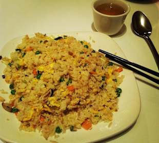 Reis mit Gemüse und chinesischer Tee