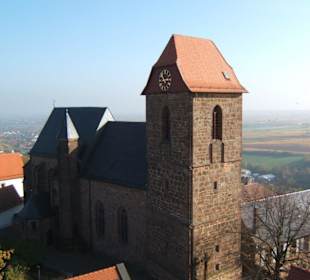 Blick von der Burgruine zur Pfarrkirche