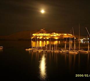 Felsengräber bei Nacht