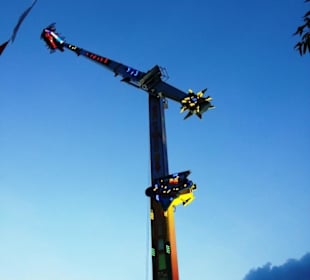 Fahrgeschäft in der Nacht 50 Mtr. hoch