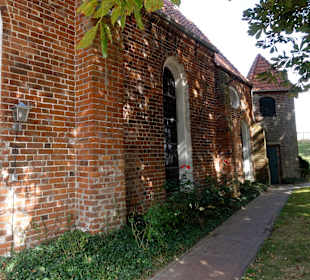 Außenansicht der St.-Marien-Kirche in Warfleth