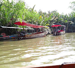 Mit dem Longtailboot zum Amphawa Floating Markt