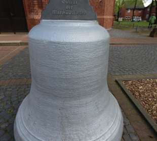 Glocke vor der Kirche