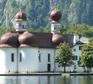 Blick vom Königssee zur Kirche St. Bartholomä