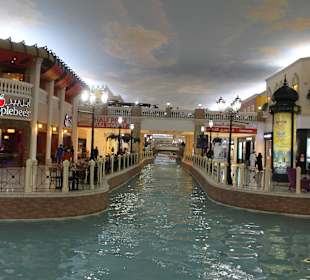 Wewnątrz można przepłynąc się gondolą