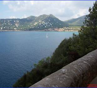 Blick von der Höhle aufs Meer