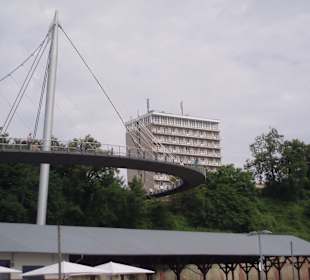 200 m lange Fußgänger-Brücke zum Hafen