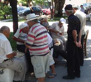 Karten spielende griechische Pensionäre