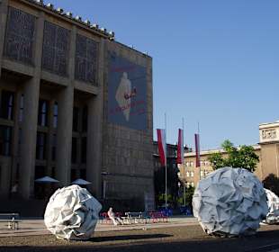 Muzeum Narodowe - instalacje przed wejściem