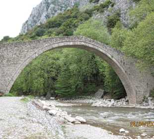Blick zu einem Steinbrücke vom Acheloos