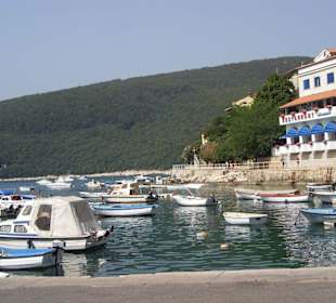 Ausblick von der Promenade zum kleinen Hafen