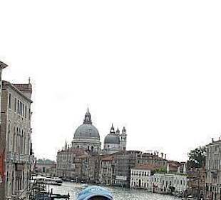 Kanály, mosty a gondoly, Dom - symbol Benátek