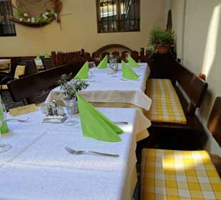 Blick in den Gastgarten des Laubenkellers