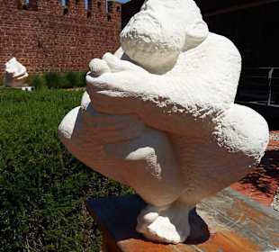 Skulptur - hockender alter Mann mit Weinflasche