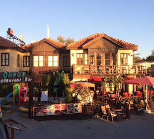 Orfoz links / Side House Café & Bar rechts