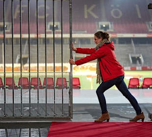 Mitarbeiterin des Stadions bei Führung