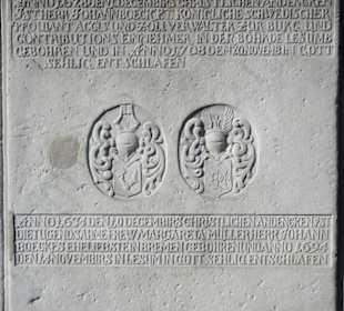 Epitaphien an der Stirnseite der Kirche