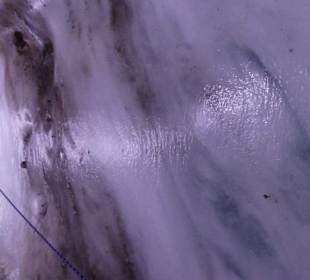 Blaues Eis in der Gletscherspalte