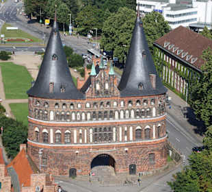 Ausblick von St. Petri auf das Holstentor