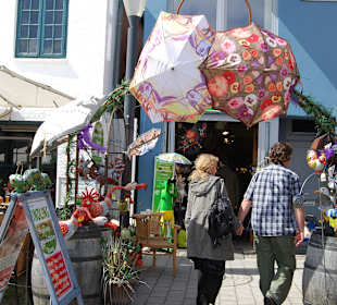 Origineller Eingang mit Regenschirmen
