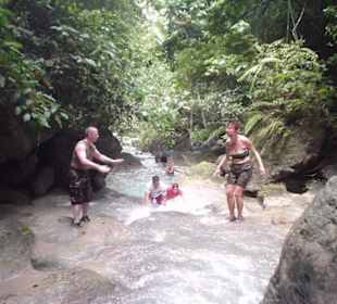 Waterfall Climbing zu den Kawasan Falls