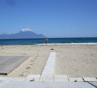 Strand mit Blick auf den Berg Athos