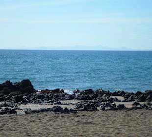 An der Promenade lang( links vom Hotel)