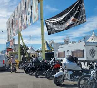 Gewaltig Aufwendig aufgebaut