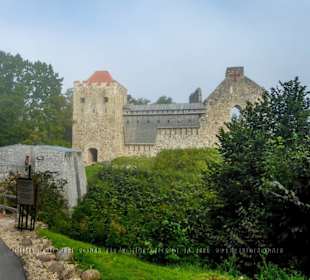 Außenansicht mit Hinweistafel und Eingang