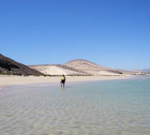 Badehalt auf Strandwanderung