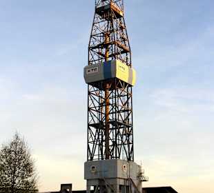 Der Bohrturm in der Abendsonne