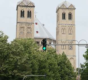 Am Park Gereonsdriesch vor der St.-Gereon-Kirche