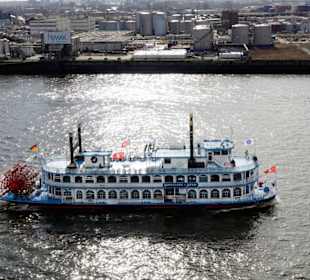 Raddampfer im Hamburger Hafen