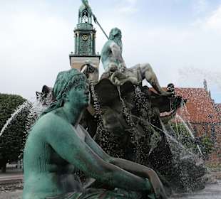 Neptunbrunnen mit Marienkirche im Hintergrund