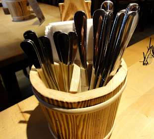 Besteck auf den Holztischen