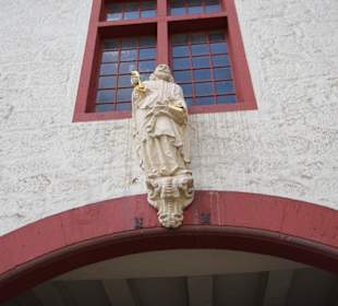 Statue über der Schlosseinfahrt