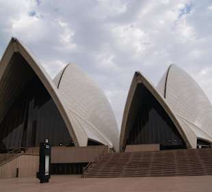 Eingang mit Oper und Konzertgebäude