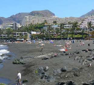 schöner schwarzer Strand