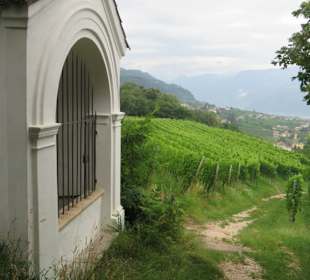Kreuzwegstation auf dem Weg zur Kirche