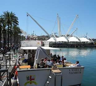 Genua Hafen mit schwimmendem Restaurant