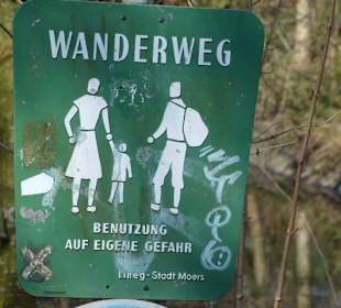 Beschilderung zum Seitenwechsel am Moersbach