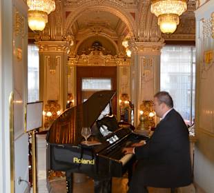Dezente Klavierbegleitung im Cafe