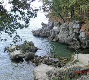 Eine von vielen Badebuchten am Spazierweg Lungomare