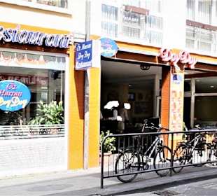 Außenansicht, li, re, räume. mitte offener raum