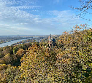 Ausflug zum Drachenfels, Blick auf die Drachenburg.